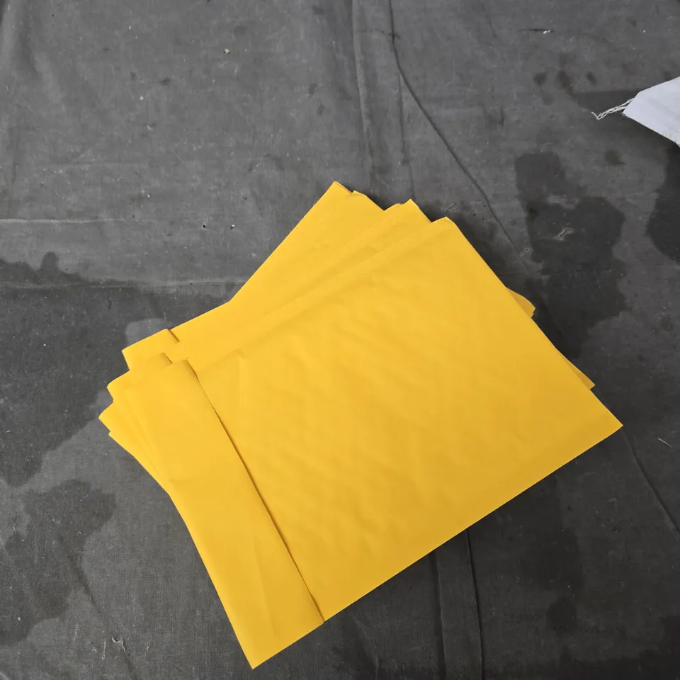 CAGE OF APPROXIMATELY 20 ASSORTED ITEMS TO INCLUDE: PILLOW AND POSTAGE BAGS