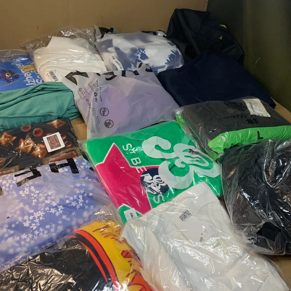 LARGE BOX OF ASSORTED CLOTHING ITEMS TO INCLUDE DRESSES, JEANS AND T-SHIRTS 
