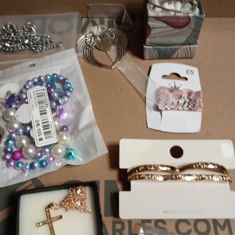 APPROXIMATELY 25 ASSORTED JEWELLERY PRODUCTS TO INCLUDE EARRINGS, NECKLACES, BRACELETS ETC 