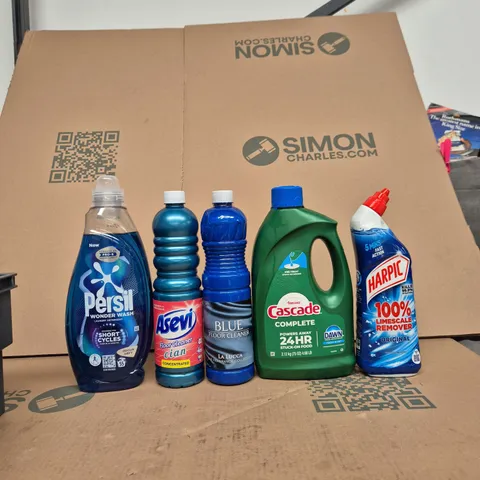 TOTE OF APPROXIMATELY 10 ASSORTED ITEMS INCLUDING HARPIC LIMESCALE REMOVER, ASEVI FLOOR CLEANER AND DOMESTOS THICK BLEACH