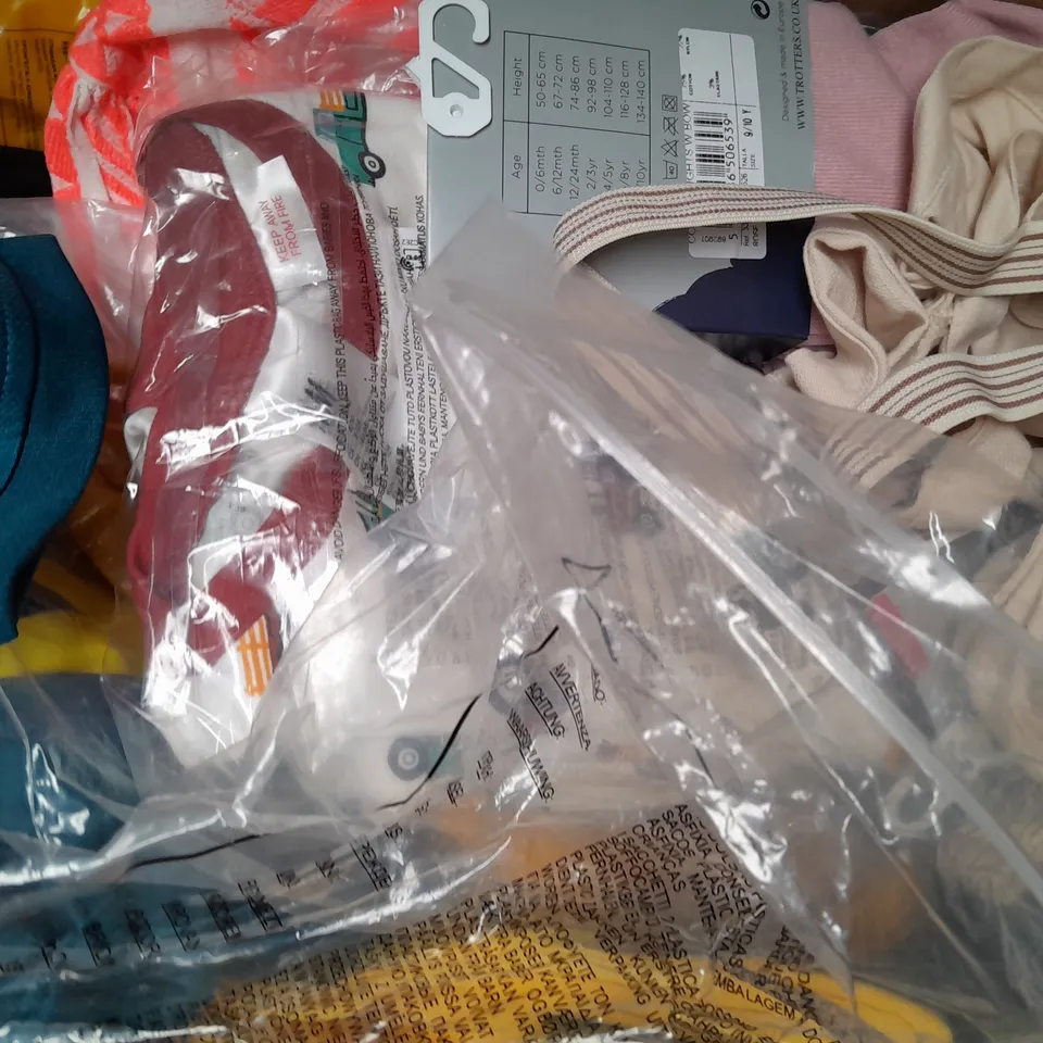 BOX OF APPROXIMATELY 15 ASSORTED KIDS CLOTHING ITEMS IN VARIOUS STYLES, SIZES, AND COLOURS FROM 6 - 10 YEARS