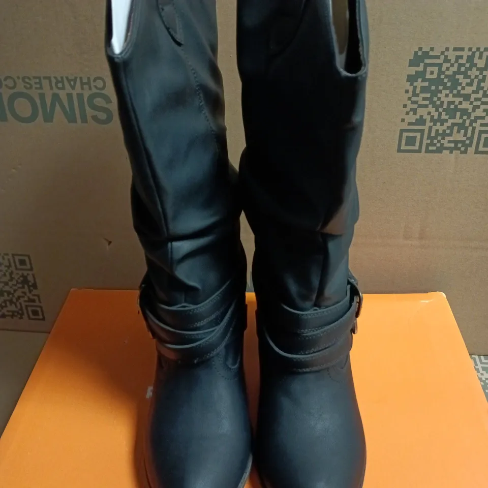 BOXED PAIR OF ROCKET DOG Women's Black Buckle-Strap Mid-Calf Boot - UK SIZE 8