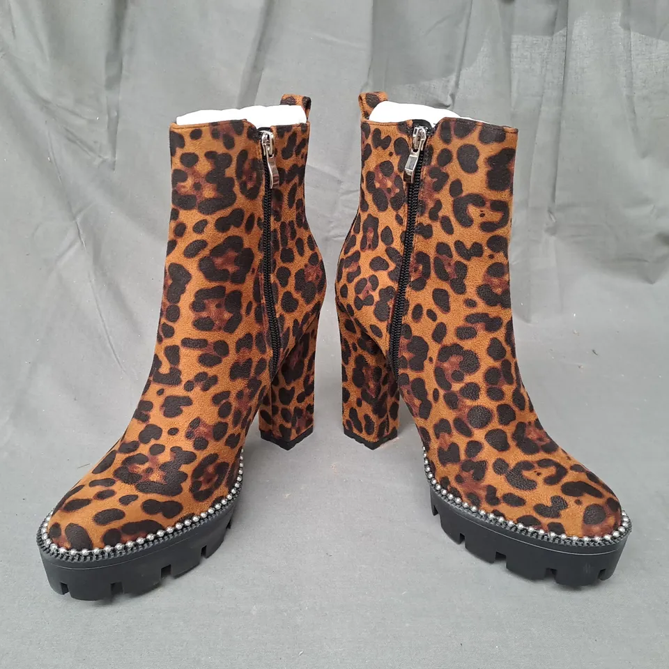 BOXED PAIR OF DESIGNER HIGH BLOCK HEEL PLATFORM BOOTS IN LEOPARD PRINT EU SIZE 40