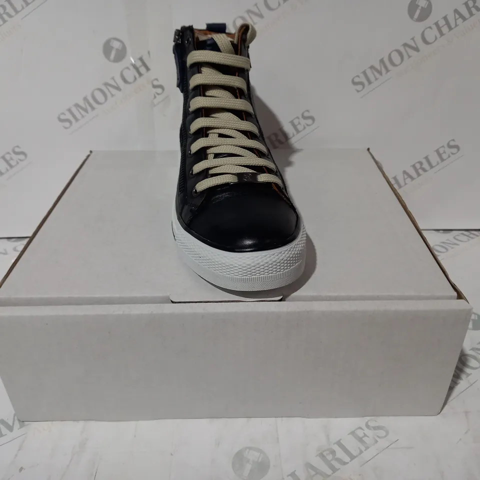 BOXED PAIR OF MODA IN PELLE LACE UP SHORES IN BLACK UK SIZE 3