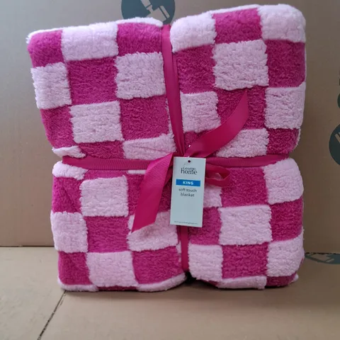 BOX OF APPROXIMATELY 6 BRAND NEW KING SIZE SOFT TOUCH BLANKET IN PINK