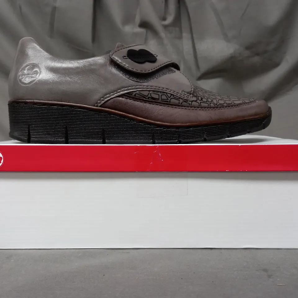 BOXED PAIR OF RIEKER SHOES W. BUTTON IN LIGHT GREY SIZE 7.5