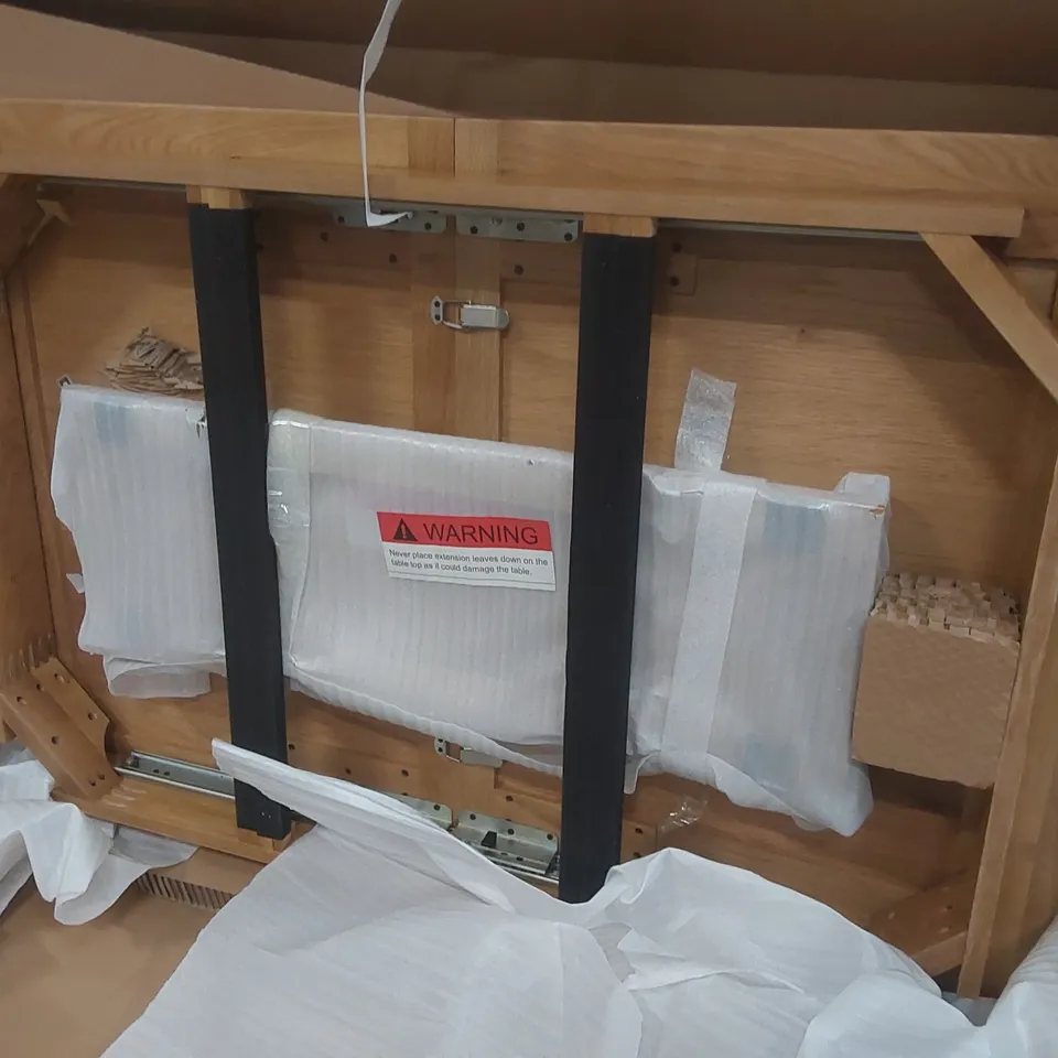 BOXED COTSWOLD COMPANY OAKLAND RUSTIC OAK 4-6 SEATER EXTENDING DINING TABLE