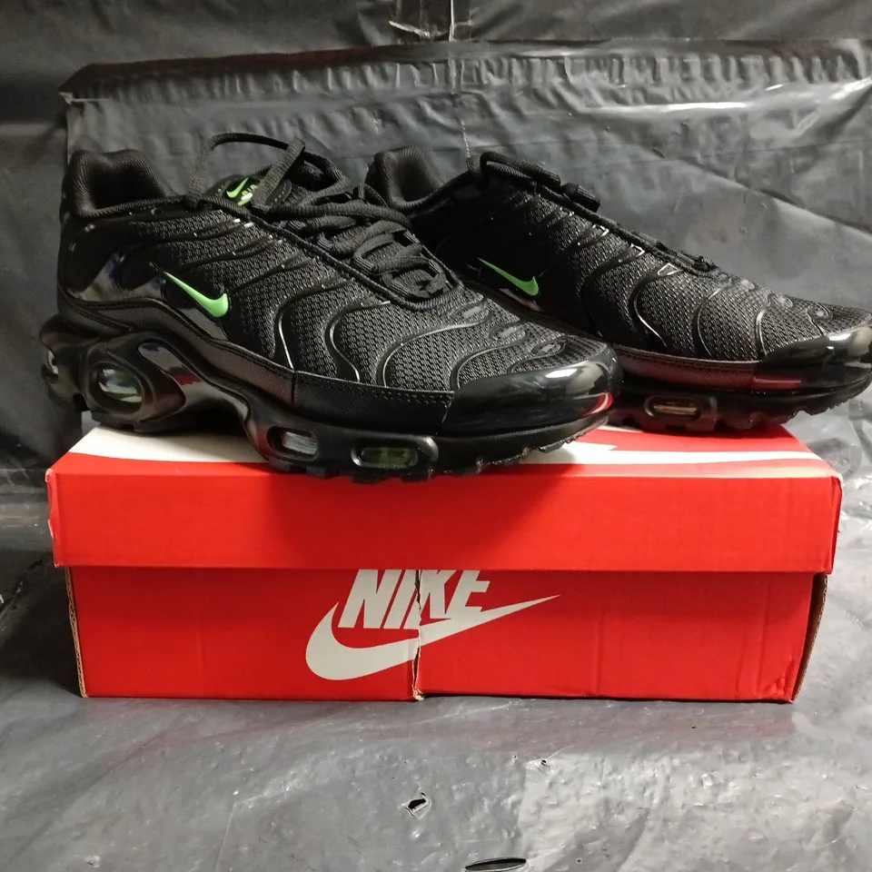 BOXED PAIR OF NIKE AIR MAX PLUS TRAINERS IN BLACK/GREEN SIZE UK 6