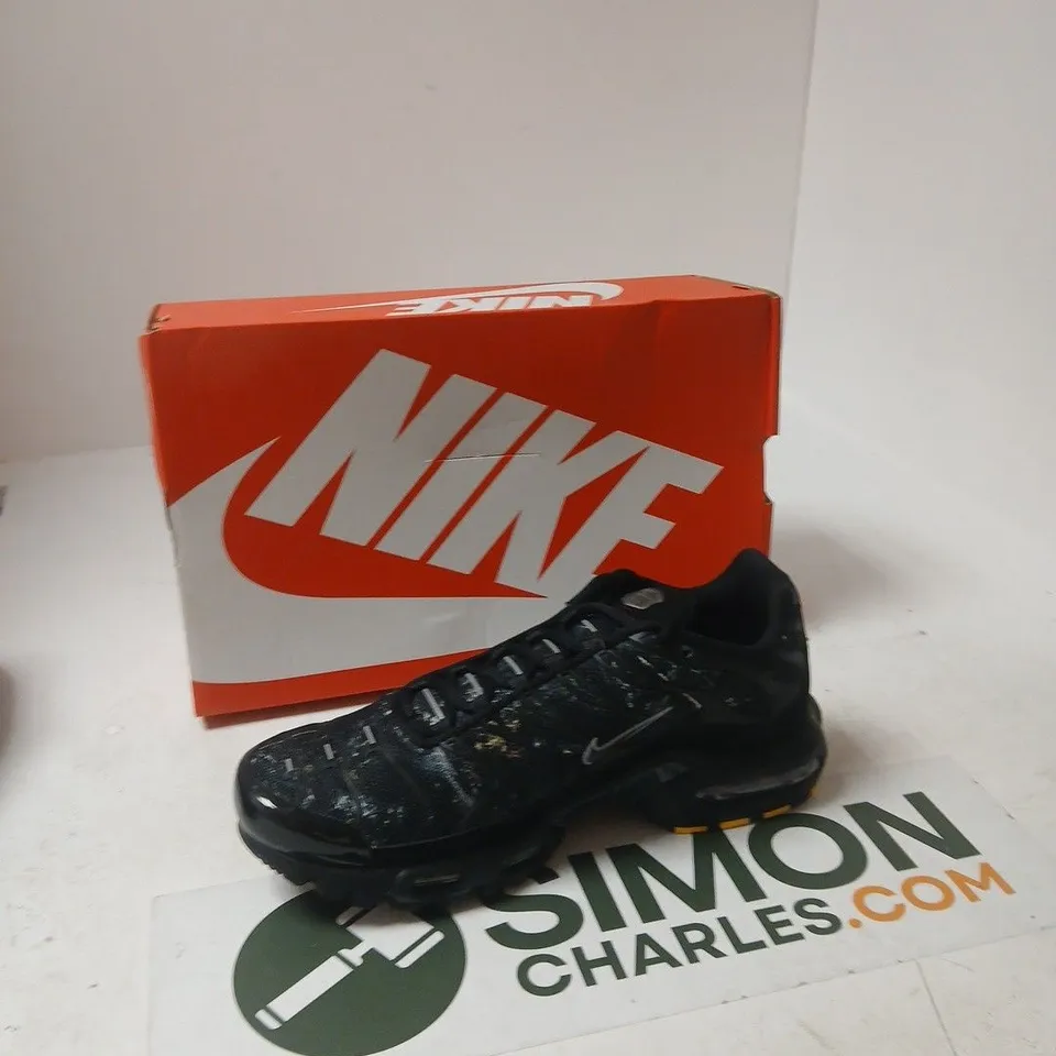 NIKE AIR MAX PLUS TRAINERS – BLACK/SMOKE GREY, UK 7.5 (EU 42) – BOXED
