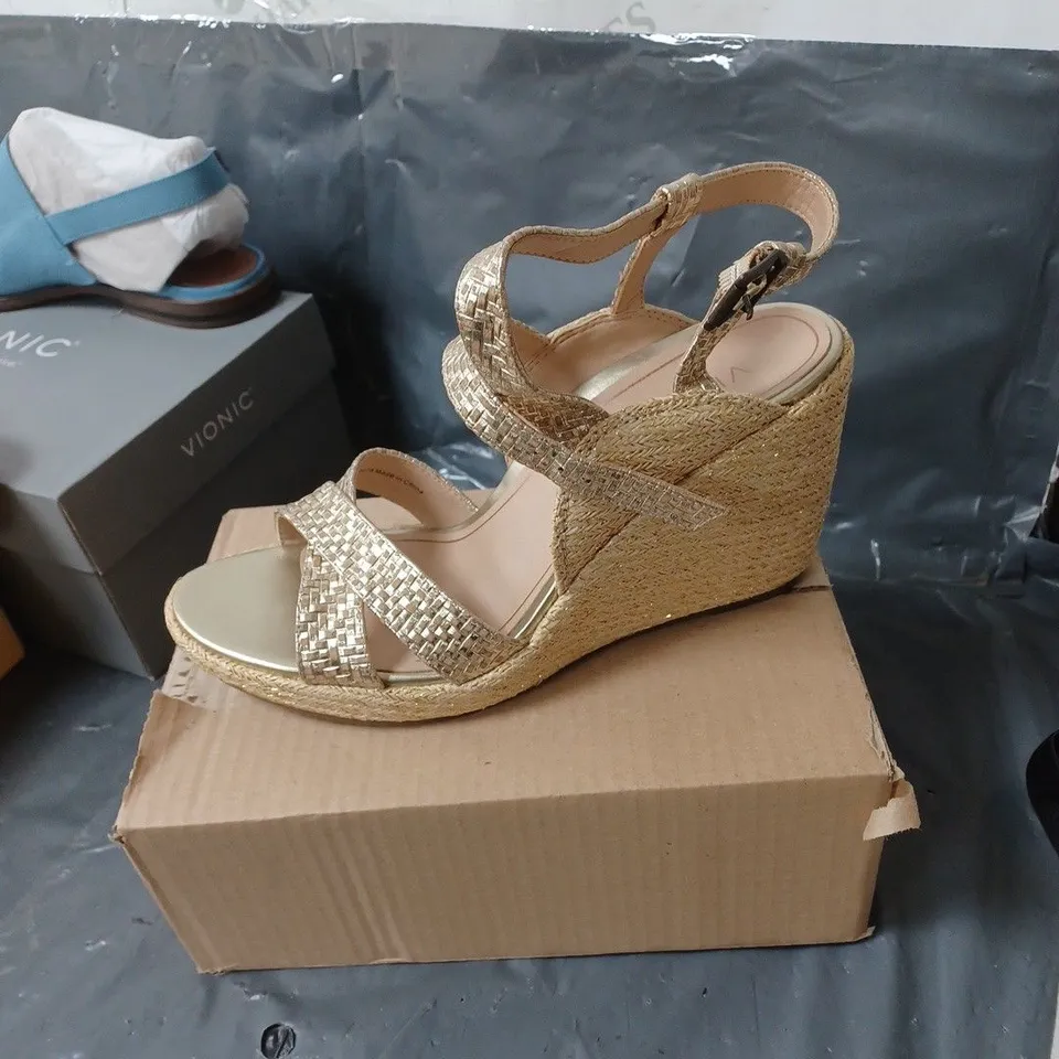 BOX OF APPROXIMATELY 4 ASSORTED PAIRS OF  SHOES/SANDALS IN VARIOUS STYLES AND SIZES 