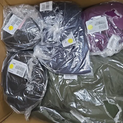 APPROXIMATELY 20 ASSORTED WOMENS CLOTHING ITEMS IN VARIOUS STYLES, SIZES & COLOURS