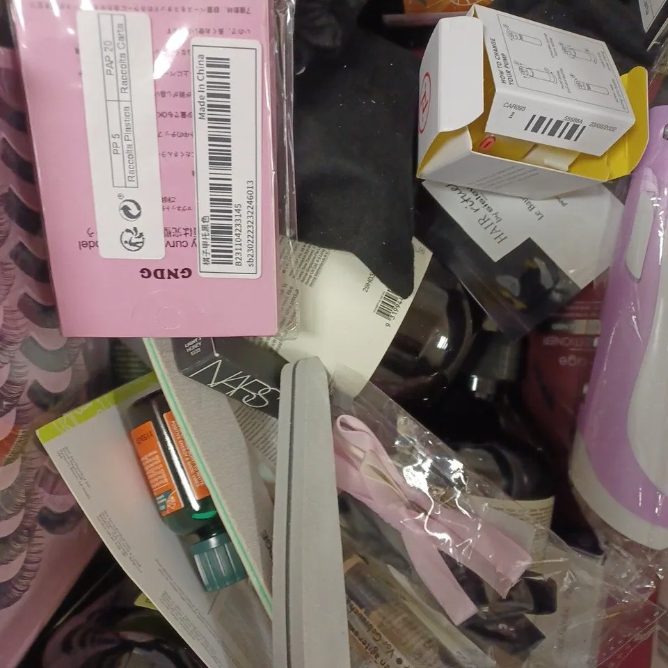 APPROXIMATELY 20 ASSORTED HEALTH & BEAUTY PRODUCTS TO INCLUDE GRUUM SOAP, OLAPLEX, BEAUTY WORKS HEAT PROTECTION ETC 