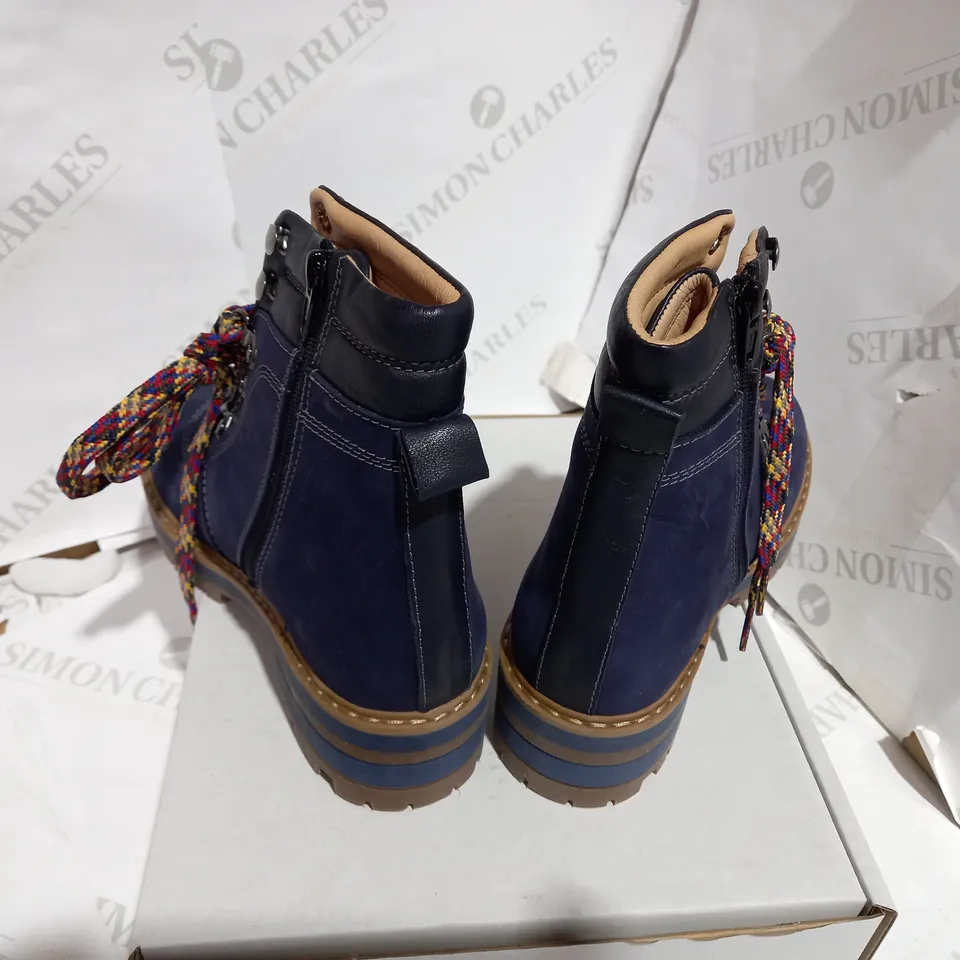 ADESSO NAVY HIKING BOOT - SIZE 4