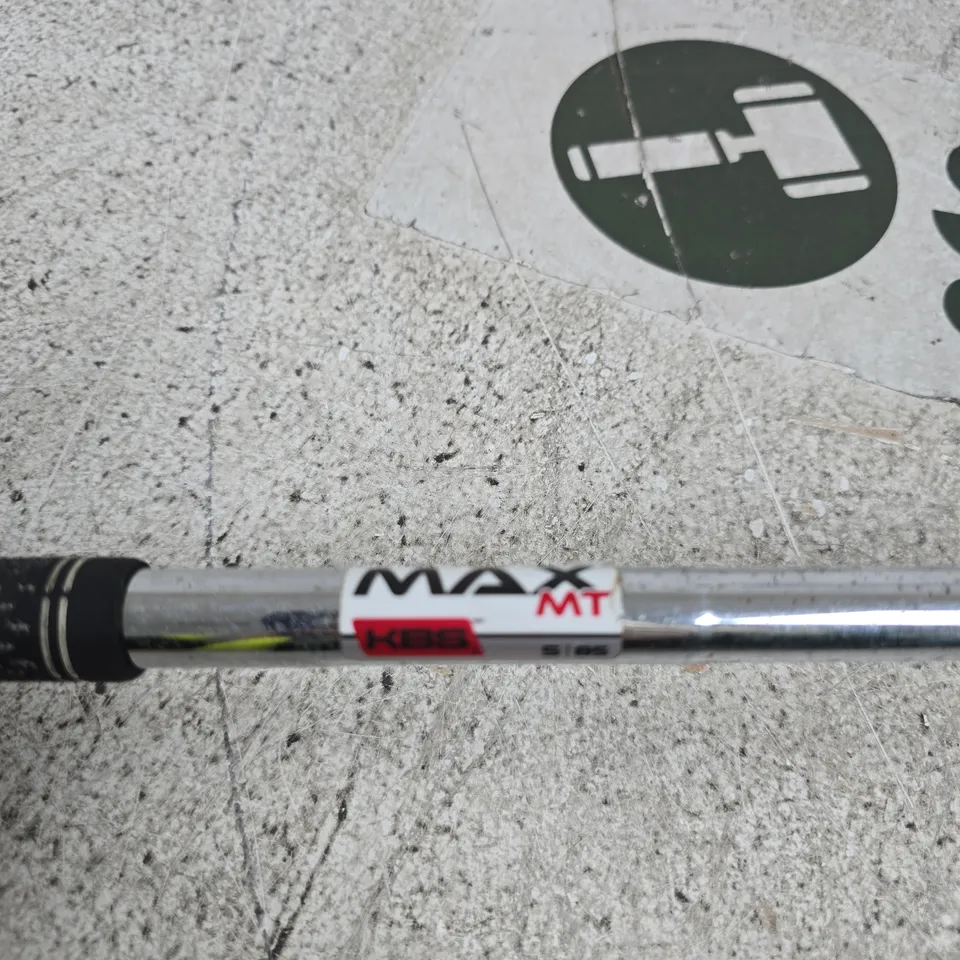TAYLORMADE GOLF DRIVER WITH LAMKIN GRIP – CROSSLINE 360 DETAIL ON GRIP