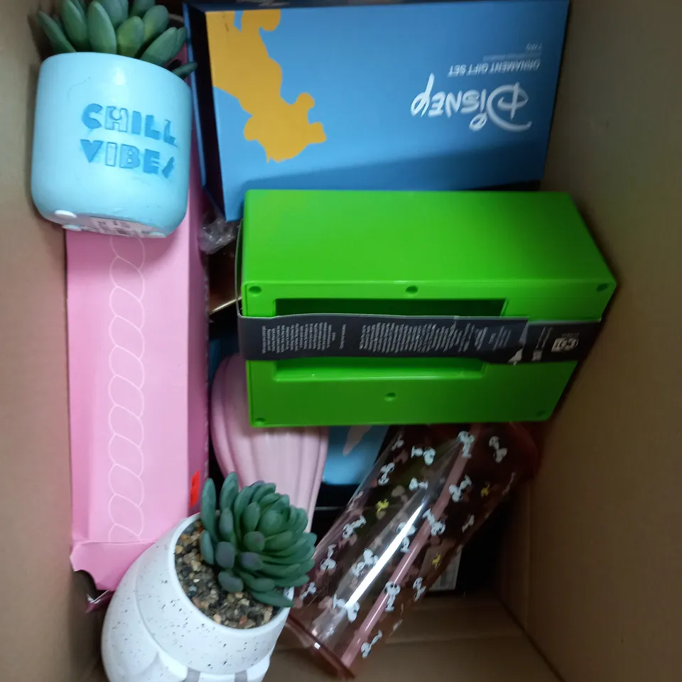 BOX OF APPROXIMATELY 15 ASSORTED ITEMS TO INCLUDE PLANT DECORATION, DISNEY ORNAMENTS, TOY VENDING MACHINE ETC