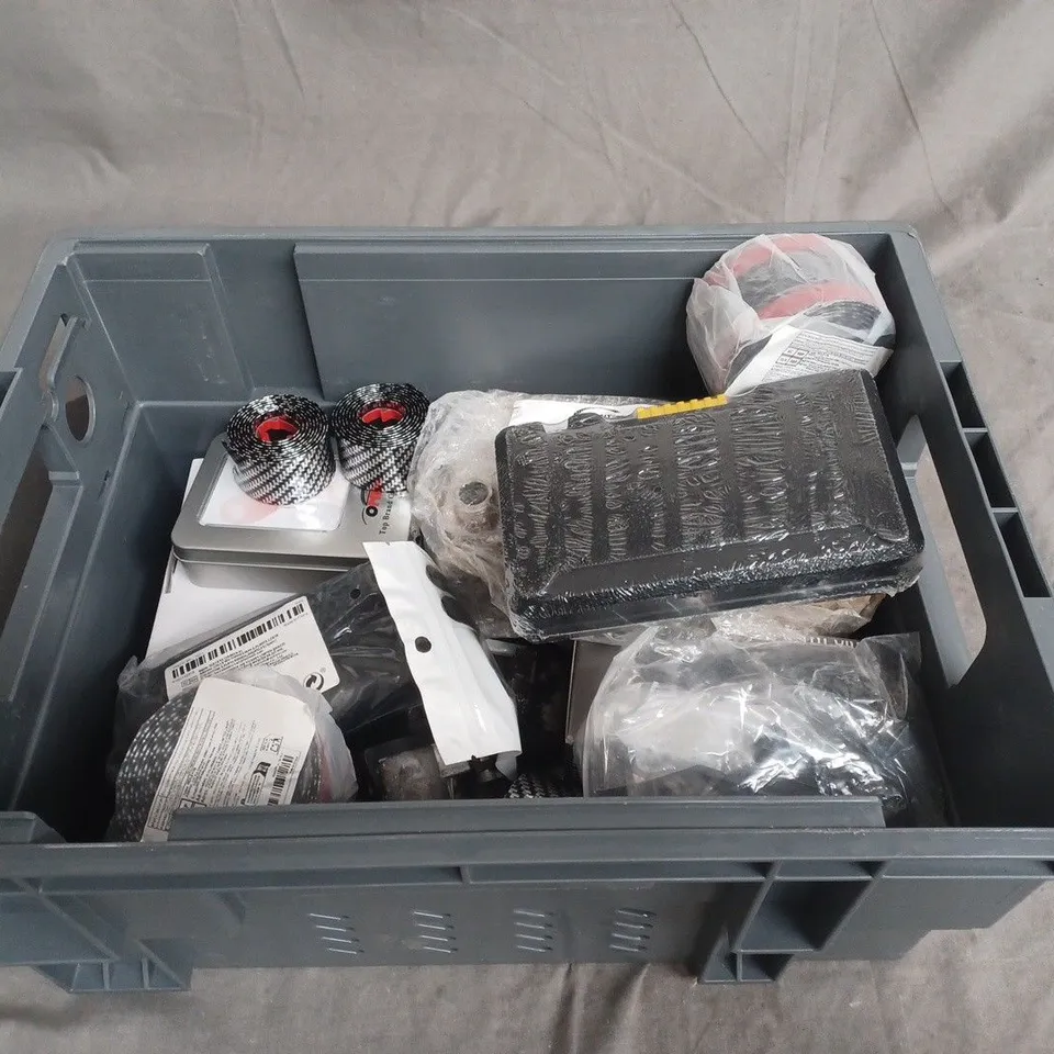 APPROXIMATELY 5 ASSORTED CAR ACCESSORIES