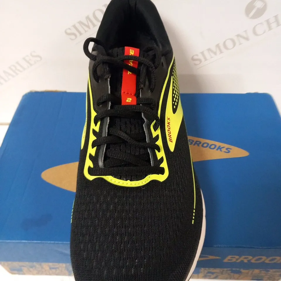 BOXED BROOKS TRACE 2 SIZE 8