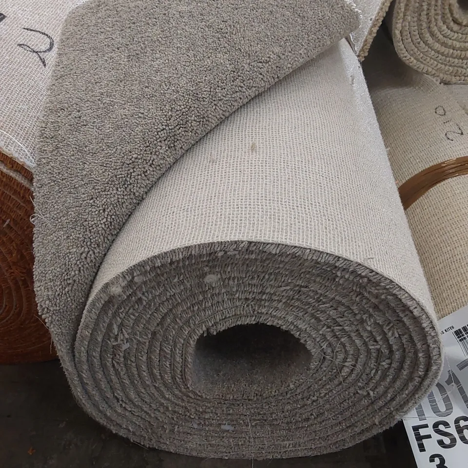 ROLL OF QUALITY LINGDALE ELITE AYSGARTH CARPET // SIZE: APPROX 4 X 7.64m