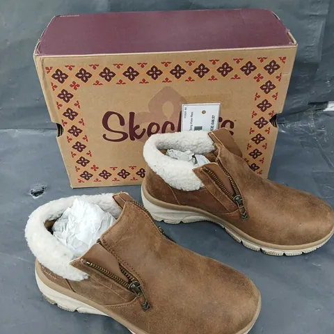 BOXED PAIR OF SKETCHERS EASY GOING BOOT CHESTNUT SIZE 4 