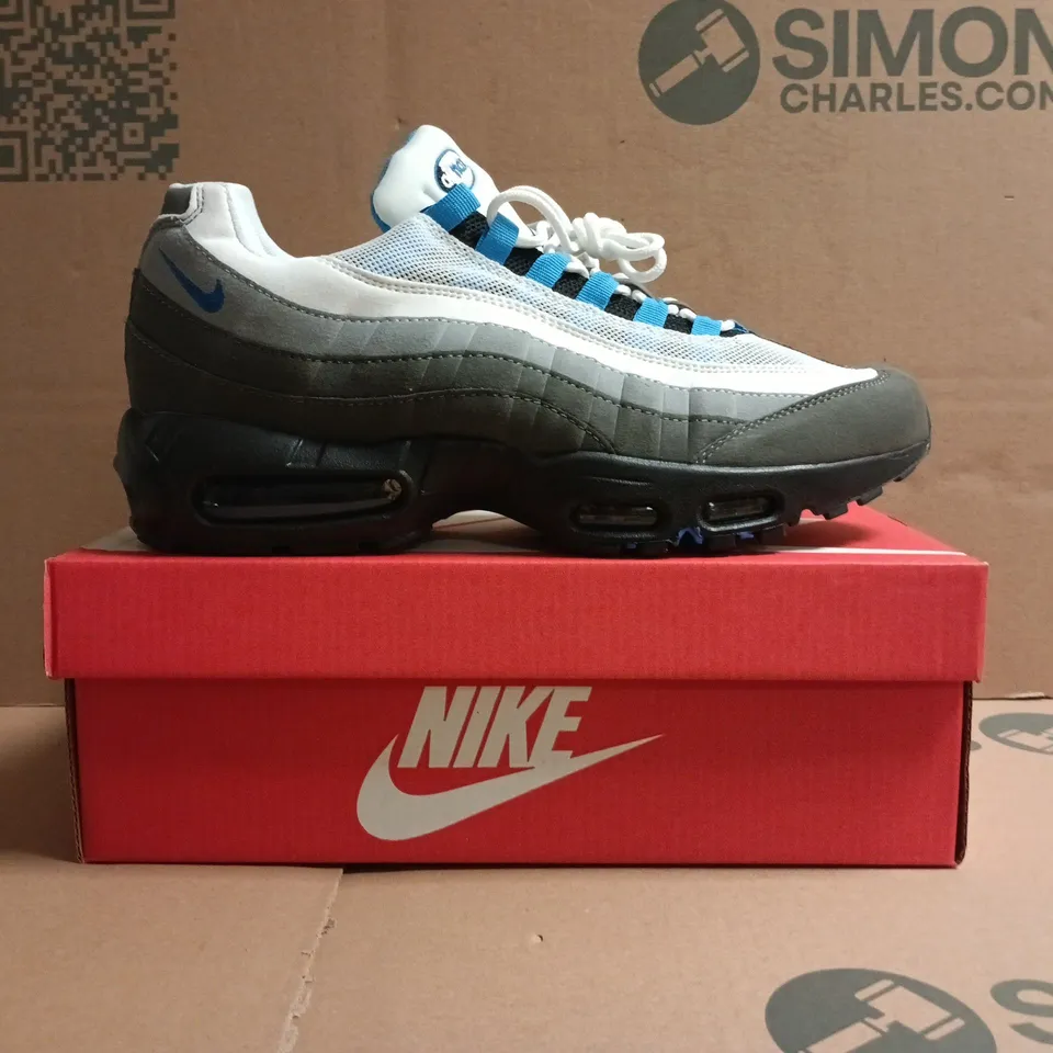 BOXED PAIR OF NIKE AIR MAX TRAINERS IN WHITE/GREY/BLUE SIZE UK 10