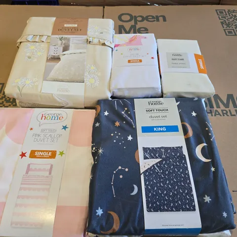 BOX OF APPROXIMATELY 12 ASSORTED BEDDING AND SOFT FURNISHING  ITEMS TO INCLUDE - DUVET SET DOUBLE , PINK SCALLOP DUVET , DUVET SET KING ETC