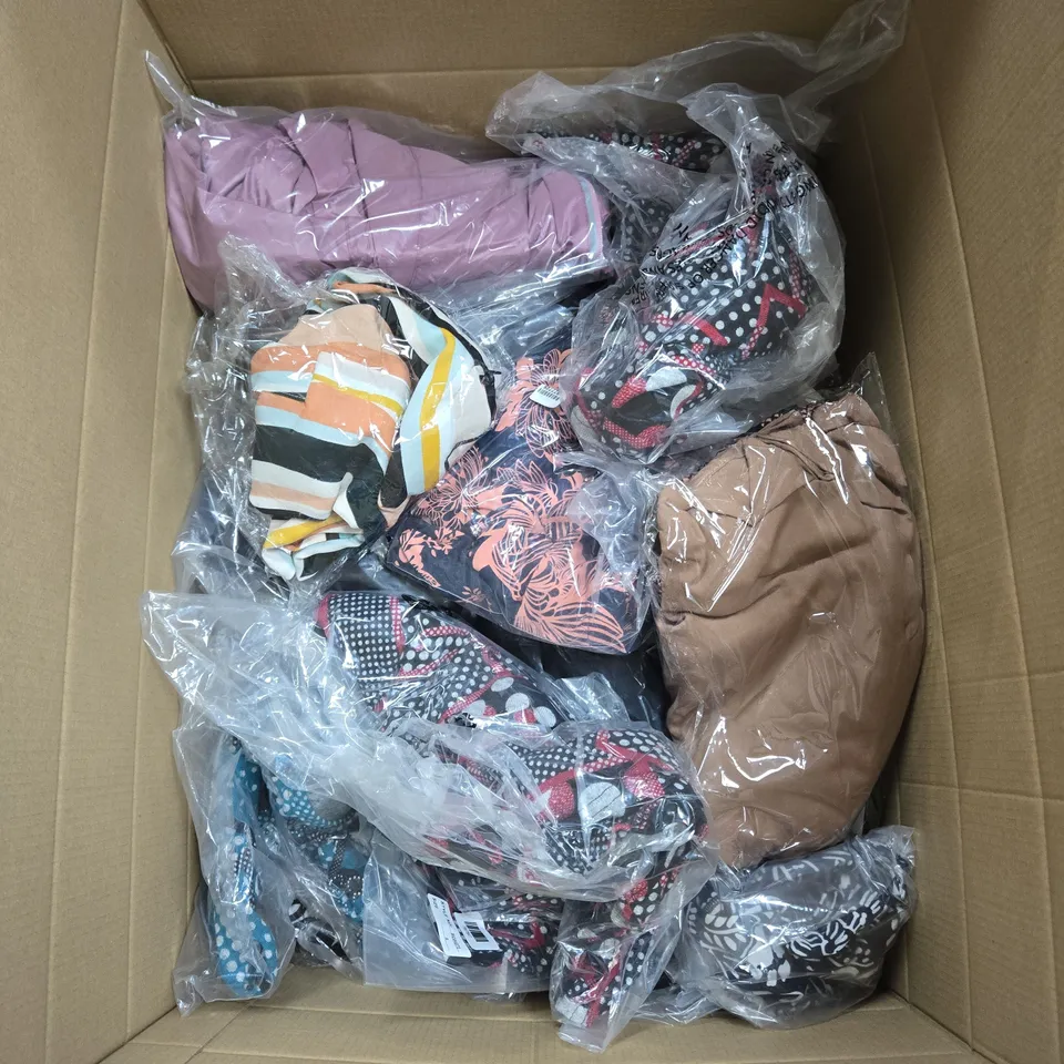 BOX OF APPROXIMATELY 30 ASSORTED CLOTHING ITEMS IN VARIOUS STYLES, COLOURS AND SIZES