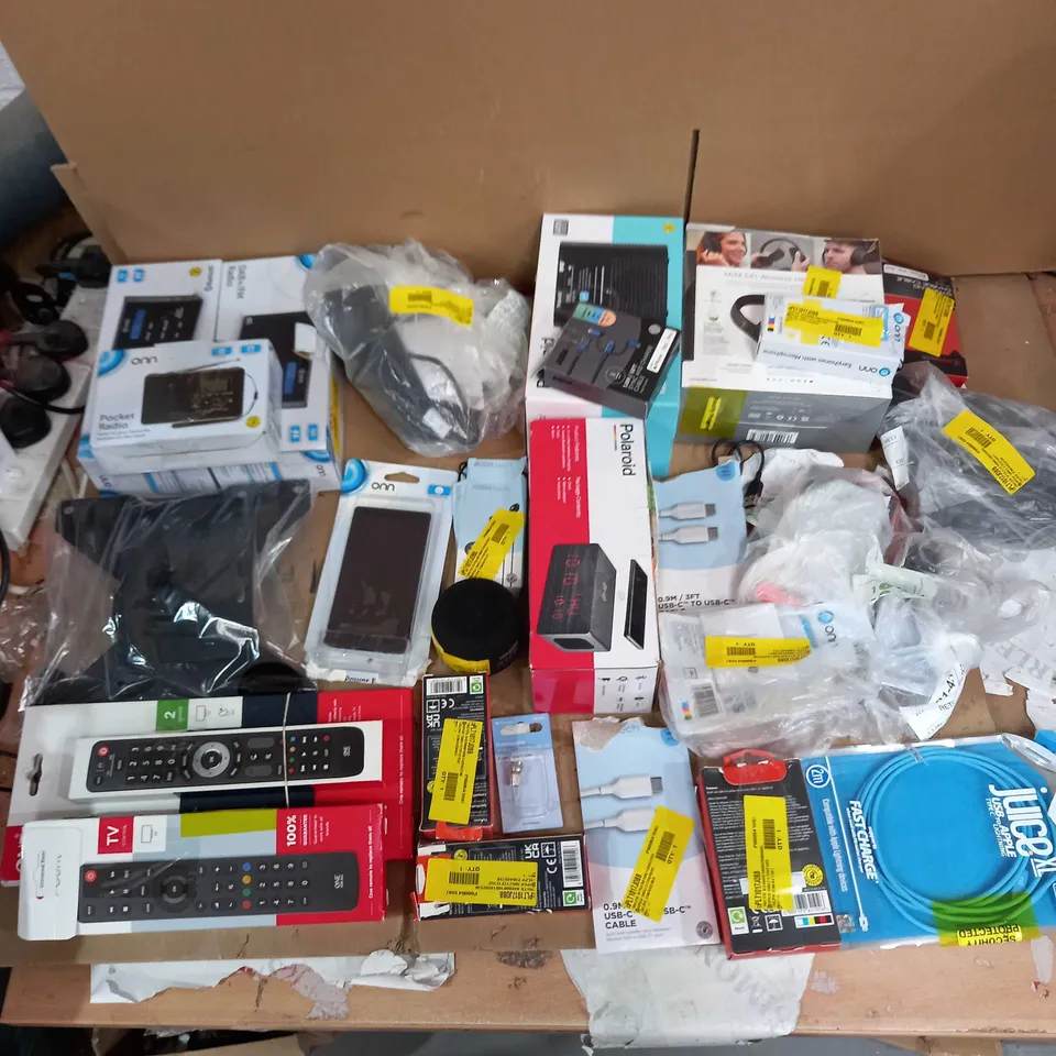 LOT OF APPROX 30 ASSORTED TECH ITEMS TO INCLUDE HEADPHONES, RADIOS, TV REMOTES ETC