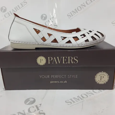 BOXED PAIR OF PAVERS SLIP-ON FLAT SHOES IN WHITE EU SIZE 37