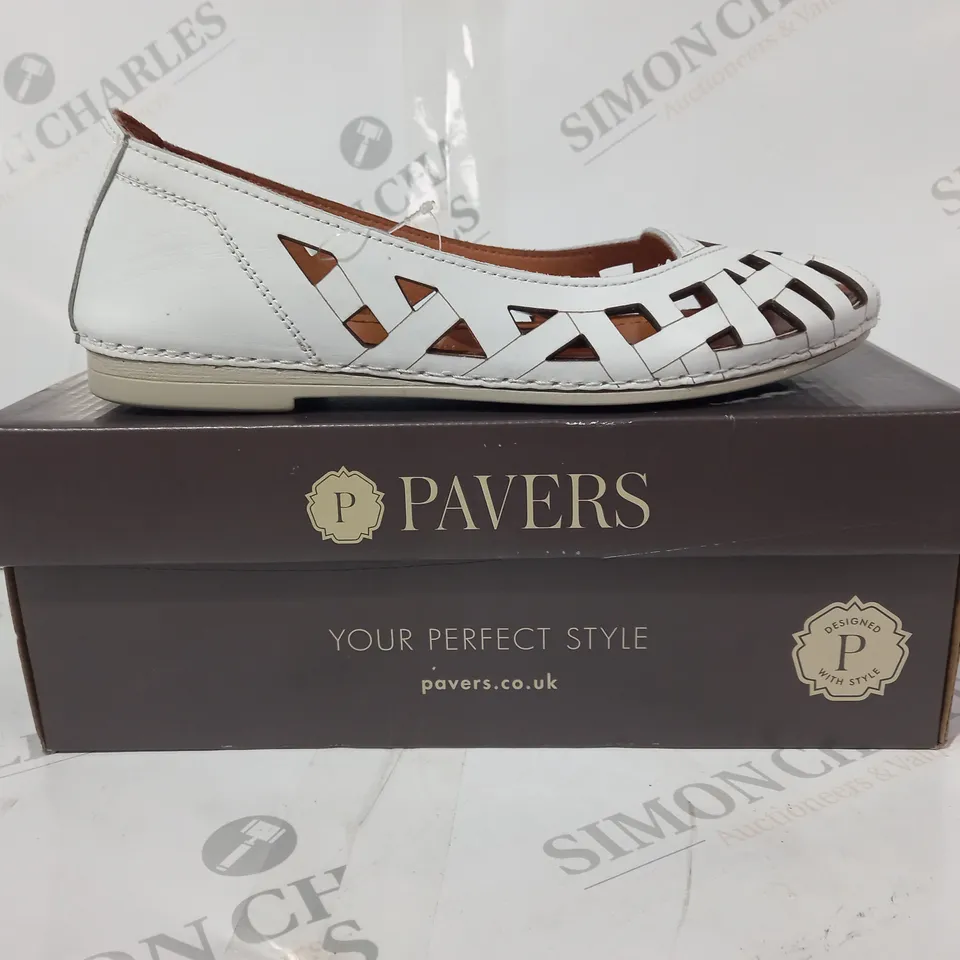 BOXED PAIR OF PAVERS SLIP-ON FLAT SHOES IN WHITE EU SIZE 37