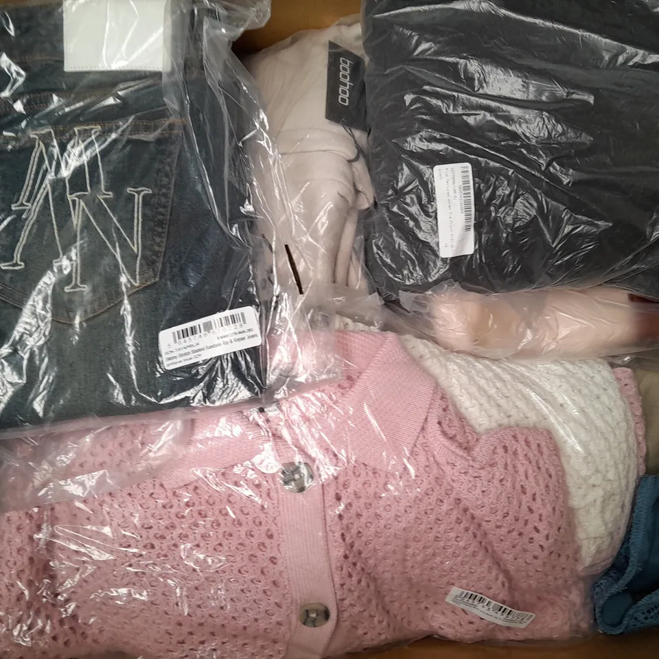 BOX OF APPROXIMATELY 25 ASSORTED CLOTHING ITEMS TO INCLUDE - T-SHIRT - BIKINI PANTS , SKIRT ETC