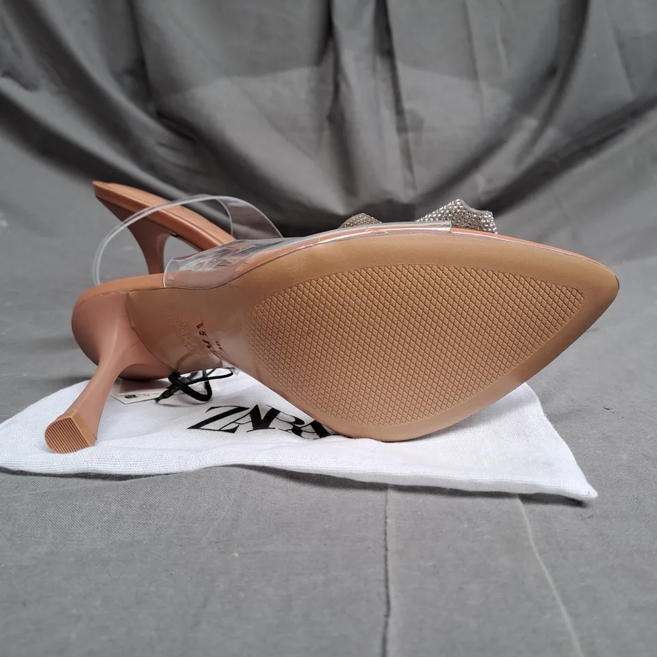 PAIR OF ZARA OPEN TOE HEELS IN CLEAR/TAN WITH SILVER BOW DETAIL SIZE 5