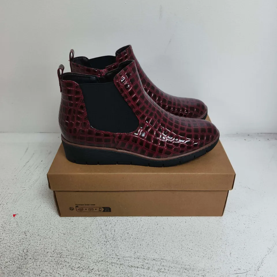 BOXED PAIR OF JO & JOE WALNUT SHOES IN BURGUNDY CROC - SIZE 7