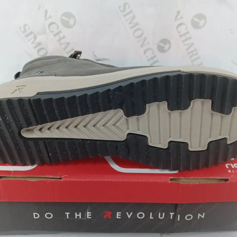 BOXED RIEKER SIDE ZIP TRAINER BOOT IN GREY - 40