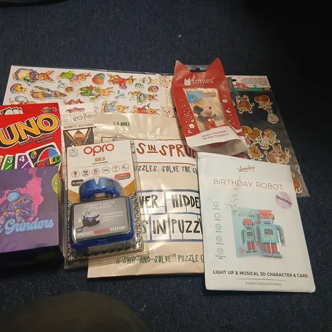 LARGE QUANTITY OF ASSORTED TOYS AND ACCESSORIES TO INCLUDE; TONIES AUDIO CHARACTER, UNO, CLUES IN SPRUES, NOVA GRINDER AND OPRO GOLD MOUTHGUARD