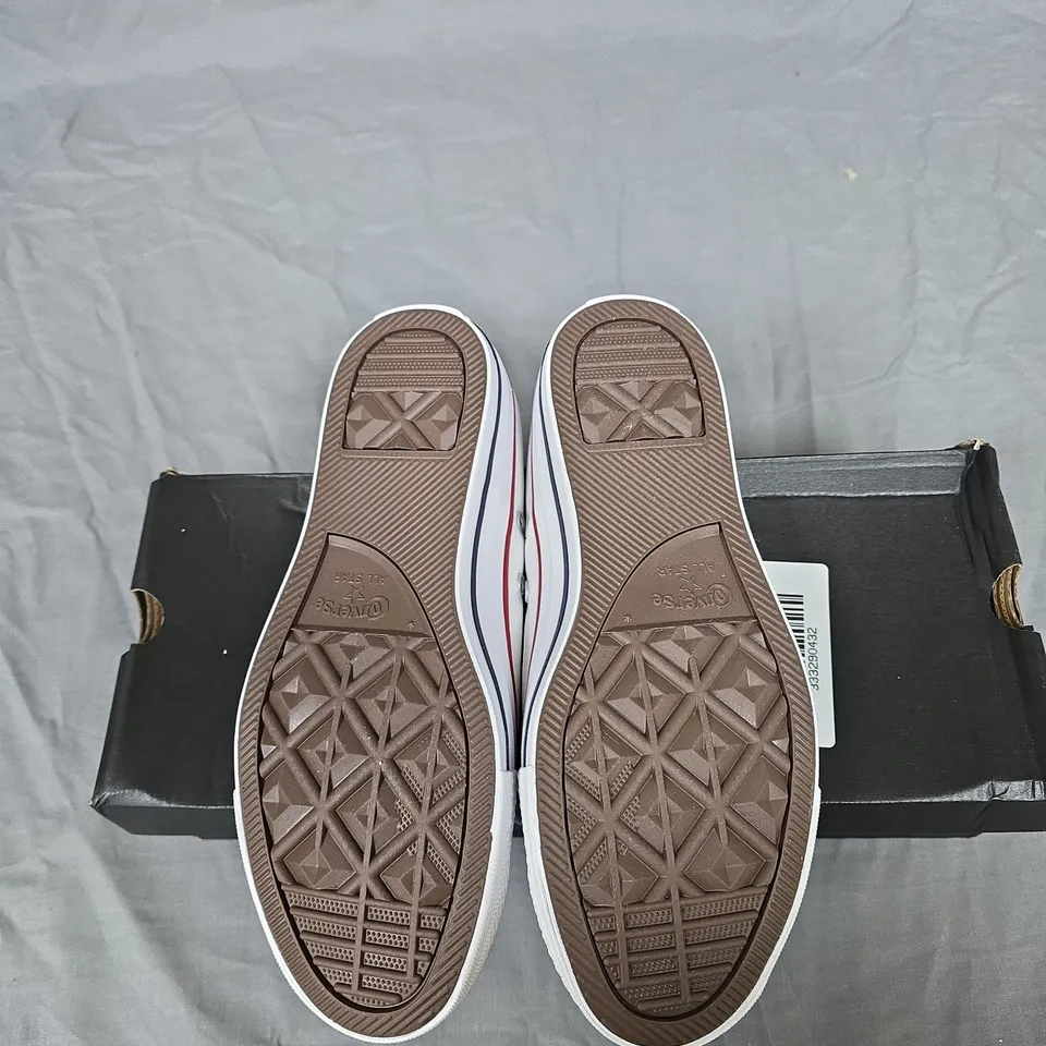 CONVERSE WHITE LOW-TOP SNEAKERS – WIDE, UK 6 (UNISEX)