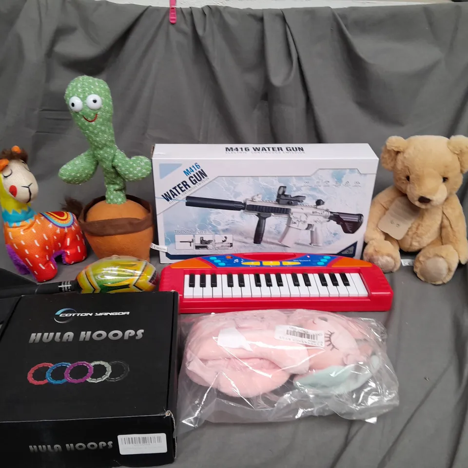 LARGE QAUNTIITY OF ASSORTED TOYS TO INCLUDE TEDDIES, KIDS KEYBOARD AND HULA HOOPS