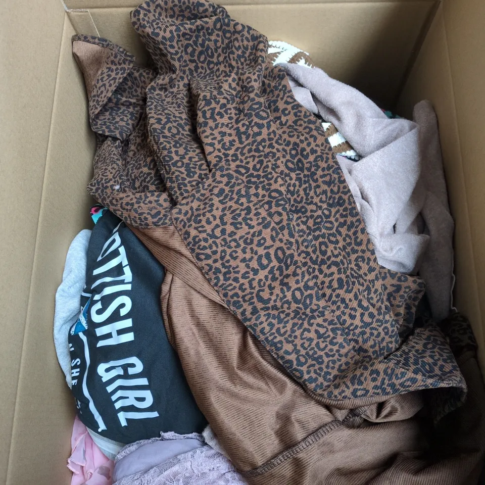 BOX OF APPROXIMATELY 15 ASSORTED CLOTHING ITEMS IN VARIOUS COLOURS, SIZES AND STYLES