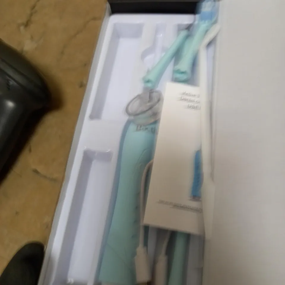 SONIC TOOTHBRUSH + CLEANER SET