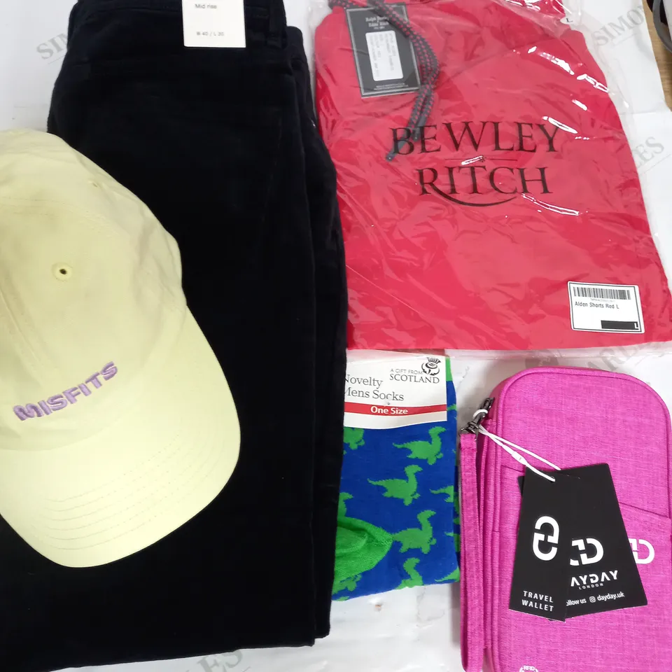 BOX OF APPROXIMATELY 25 ASSORTED CLOTHING ITEMS TO INCUDE - HAT , SOCKS , SHORTS ETC