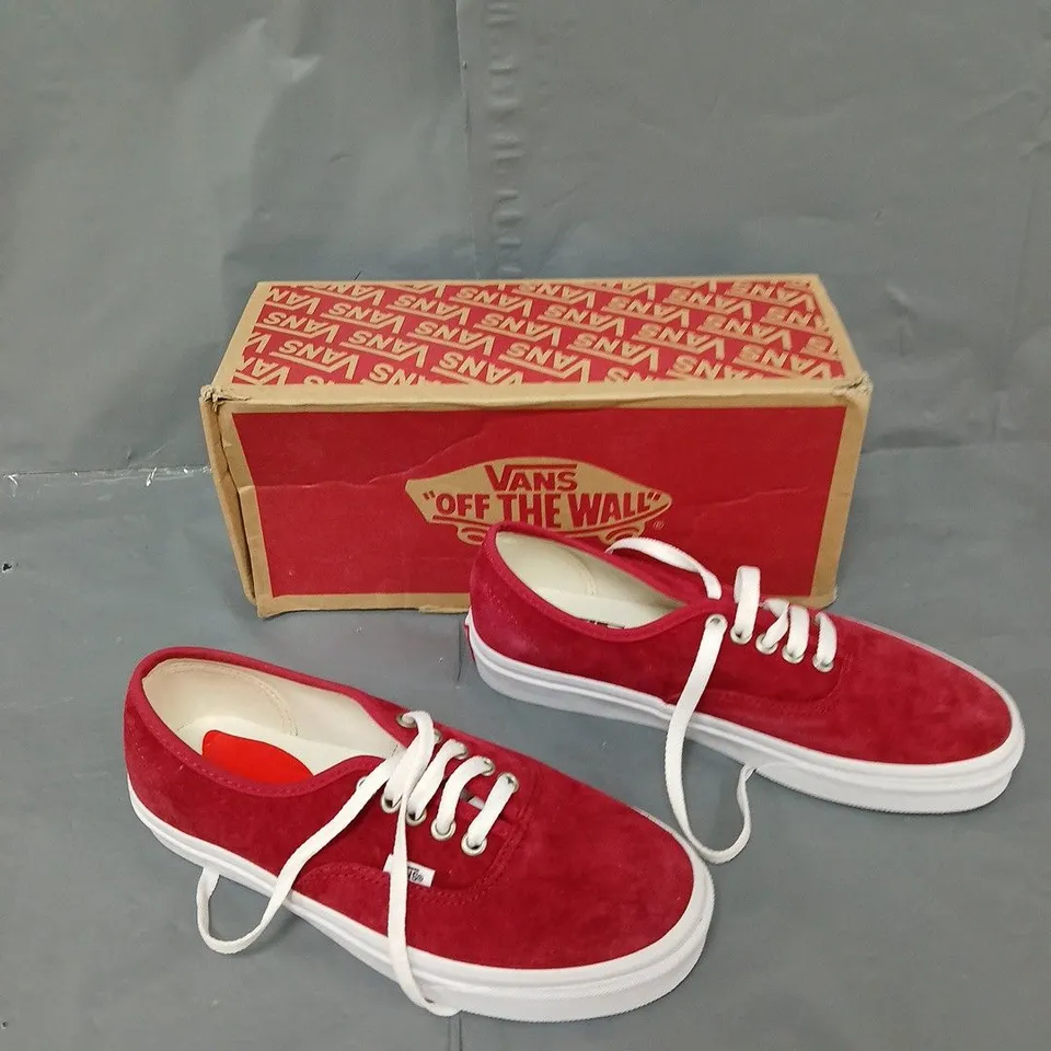 BOXED PAIR OF VANS PIG SUEDE RED LOWS UK 6
