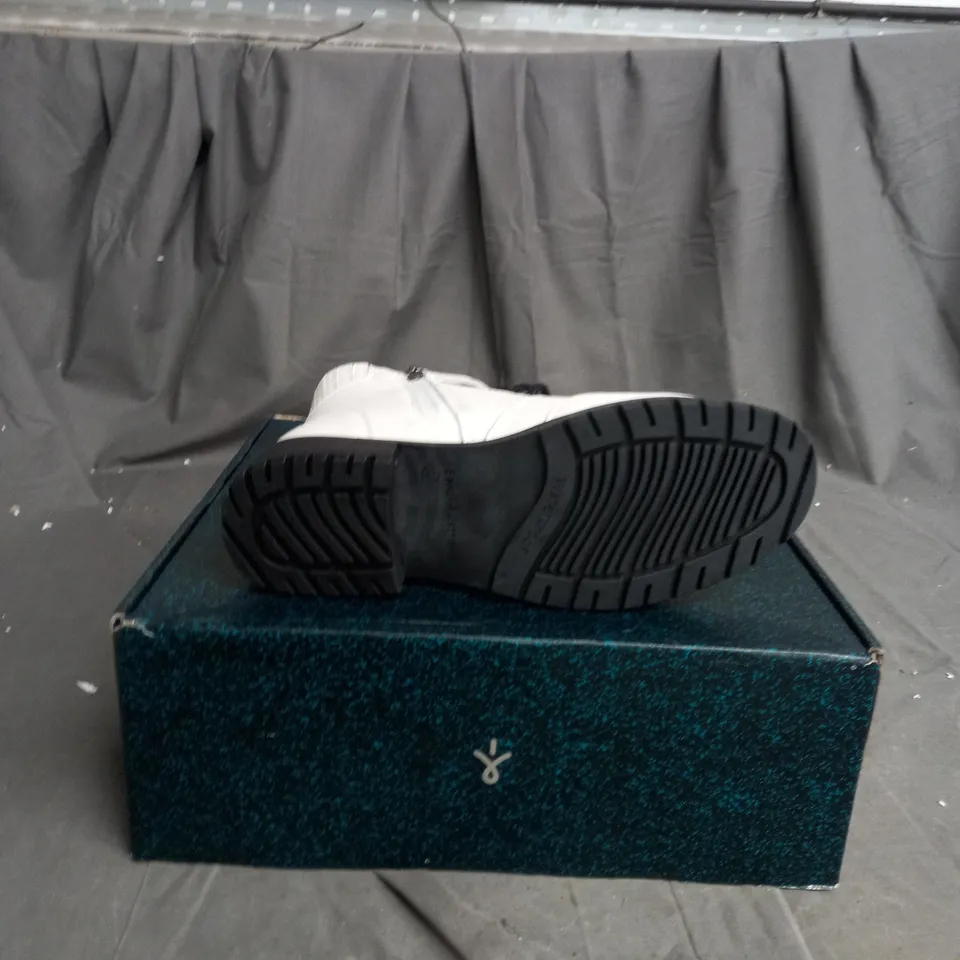EMU AUSTRALIA WALDRON LEATHER - COCONUT SIZE 5 - BOXED 