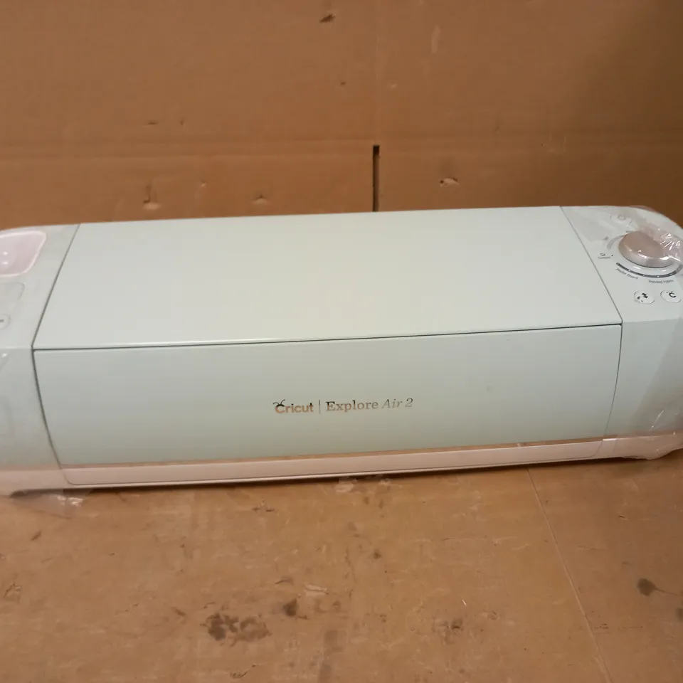 CRICUT EXPLORE AIR 2 CUTTING MACHINE