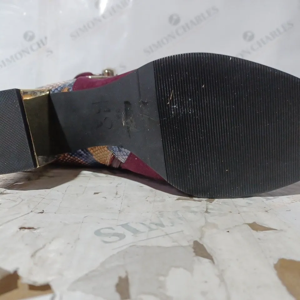 BOXED PAIR OF MODA IN PELLE KNEE HIGH BOOTS IN BURGUNDY SIZE 6