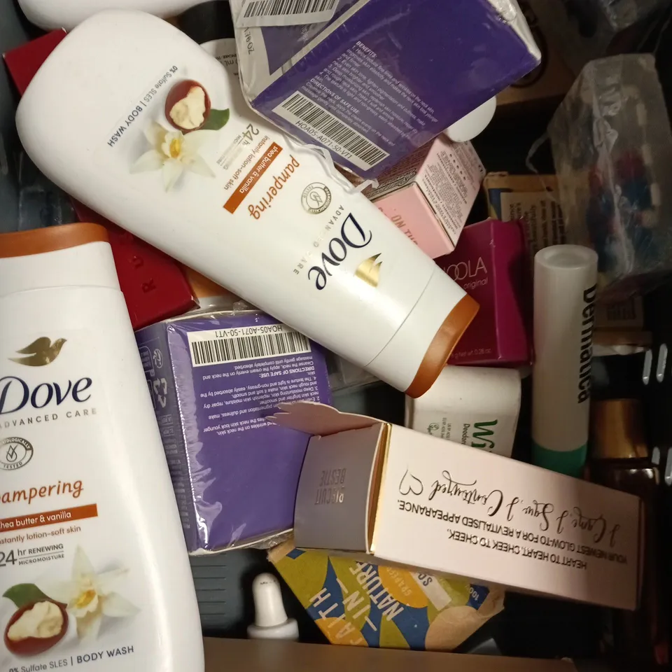 APPROXIMATELY 20 ASSORTED HEALTH & BEAUTY PRODUCTS TO INCLUDE SHIMMER BLUSH, SHEA BUTTER, FAITH IN NATURE SOAP ETC 