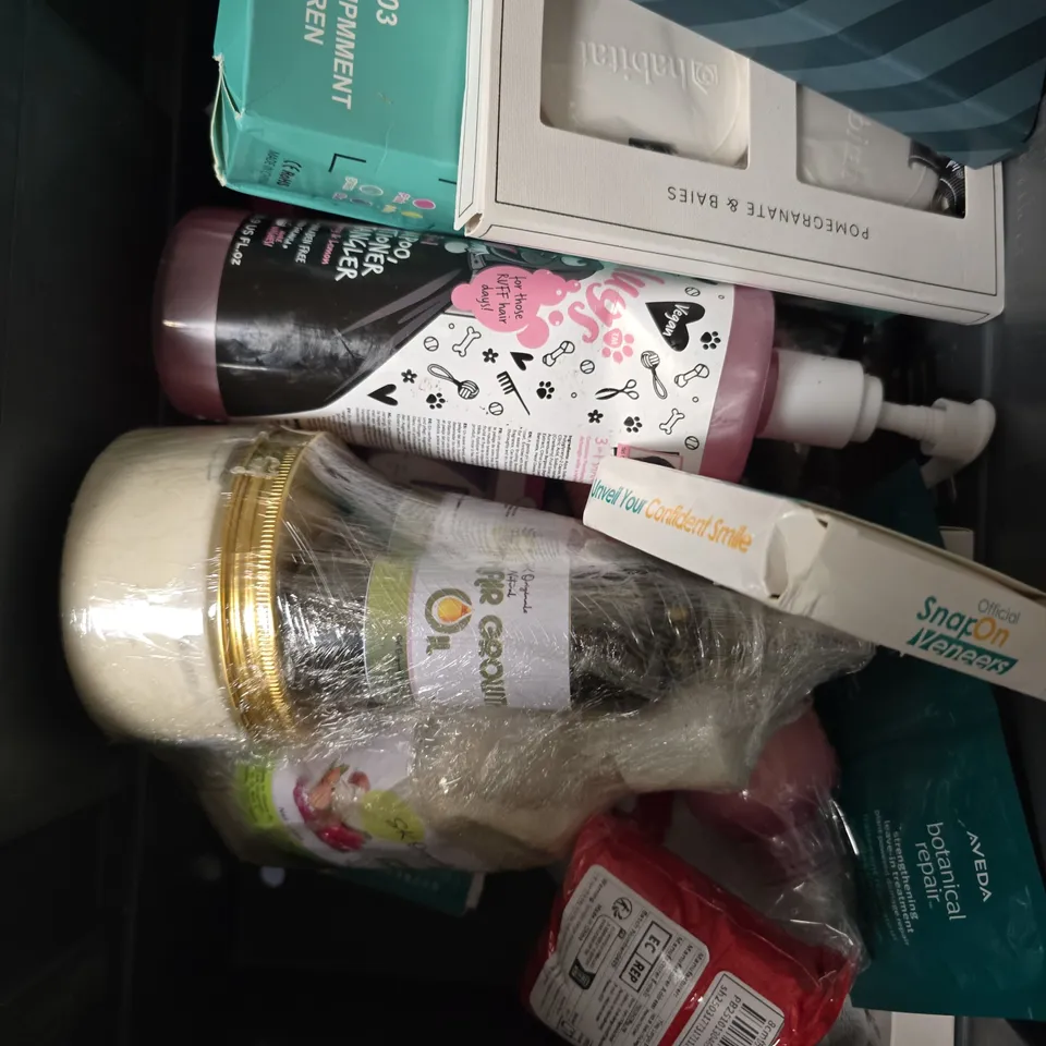 APPROXIMATELY 15 ASSORTED HEALTH & BEAUTY PRODUCTS TO INCLUDE COLGATE TOOTHPASTE, HAIR SCARF, MAKE-UP BRUSH SET ETC 