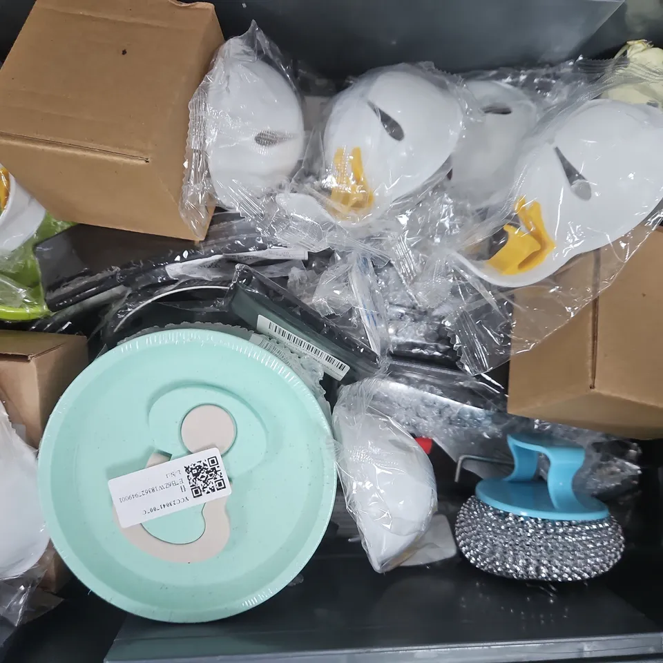 APPROXIMATELY 10 ASSORTED HOUSEHOLD ITEMS TO INCLUDE ZEBRA HIGHLIGHTERS, ETC