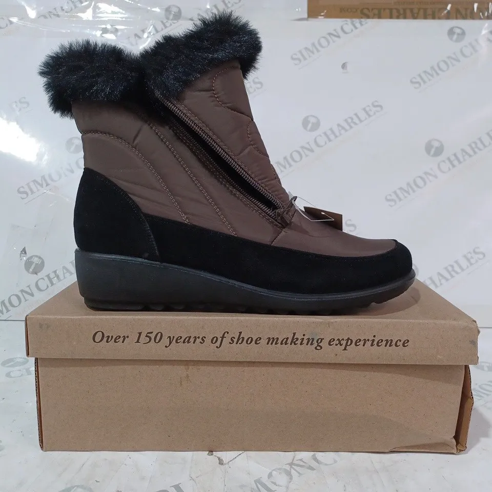 BOXED PAIR OF CUSHION-WALK FAUX FUR LINED ANKLE BOOTS IN BROWN SIZE 6