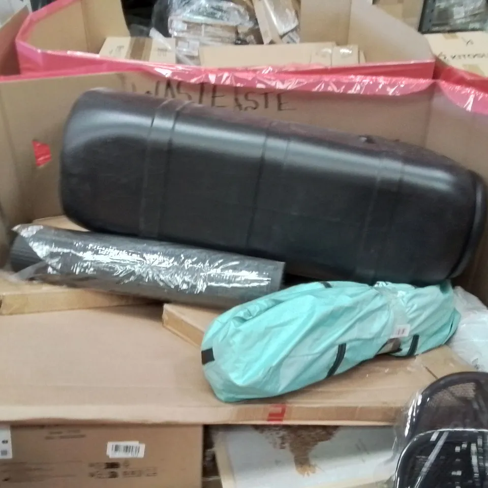 PALLET CONTAINING VARIOUS ASSORTED BOXED HOUSEHOLD ITEMS TO INCLUDE: CAMPING CHAIRS, PICTURE FRAME SET, CEILING FANS WITH LIGHTS, WATER BUTT, WORLD CORK BOARD AND LOTS MORE UNMARKED BOXED ITEMS 