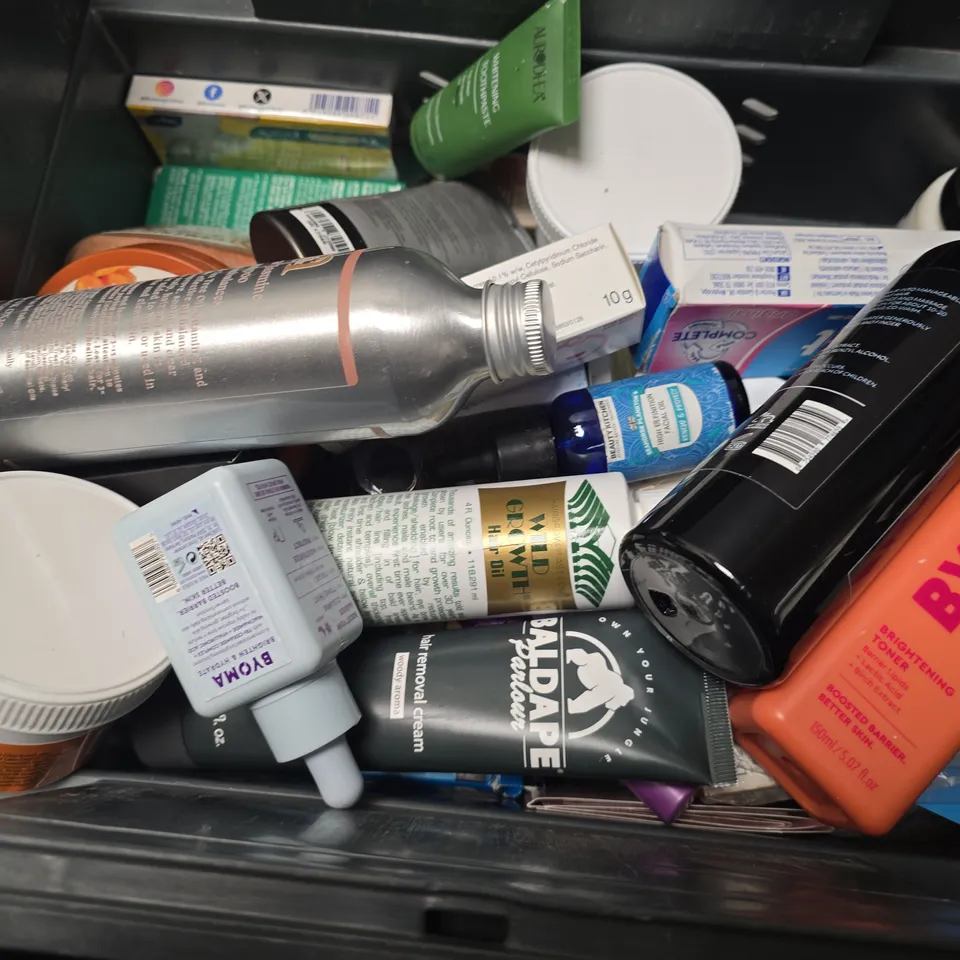 APPROXIMATELY 12 ASSORTED HEALTH & BEAUTY ITEMS TO INCLUDE - BULL DOG BEARD SHAMPOO & CONDITIONER , HAIR REMOVAL CREAM , CLEVER SOAP ETC