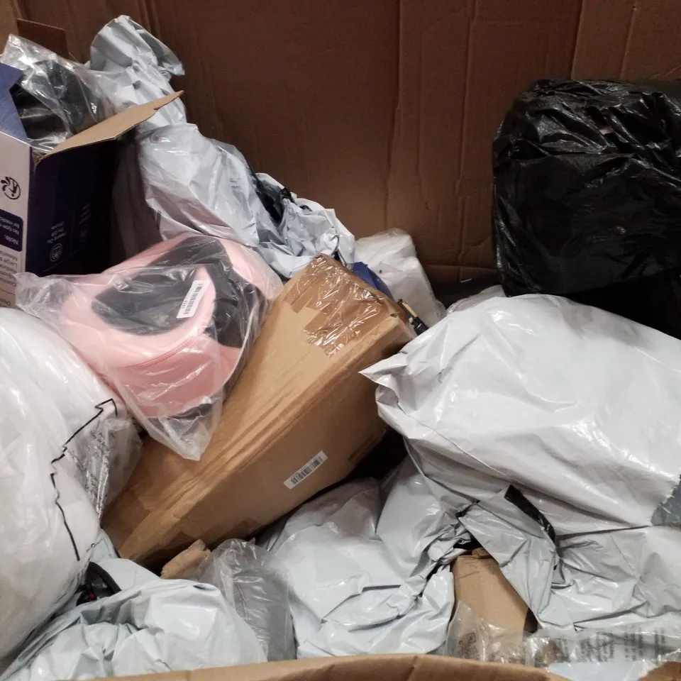 PALLET CONTAINING ASSORTED PILLOWS & CUSHIONS